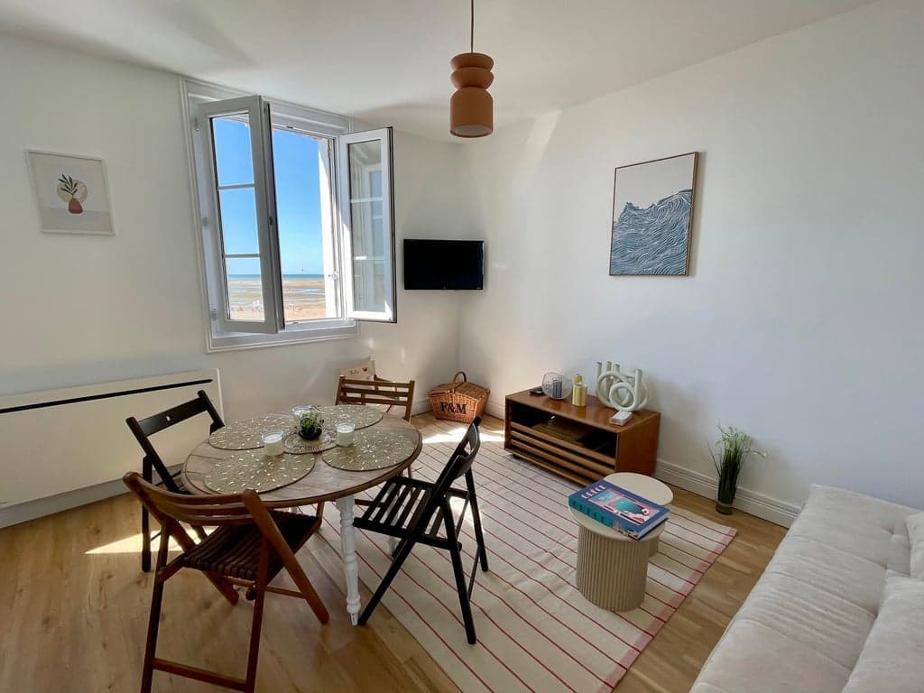 Vue mer depuis le salon de l'appartement Au Soleil Couchant à Houlgate